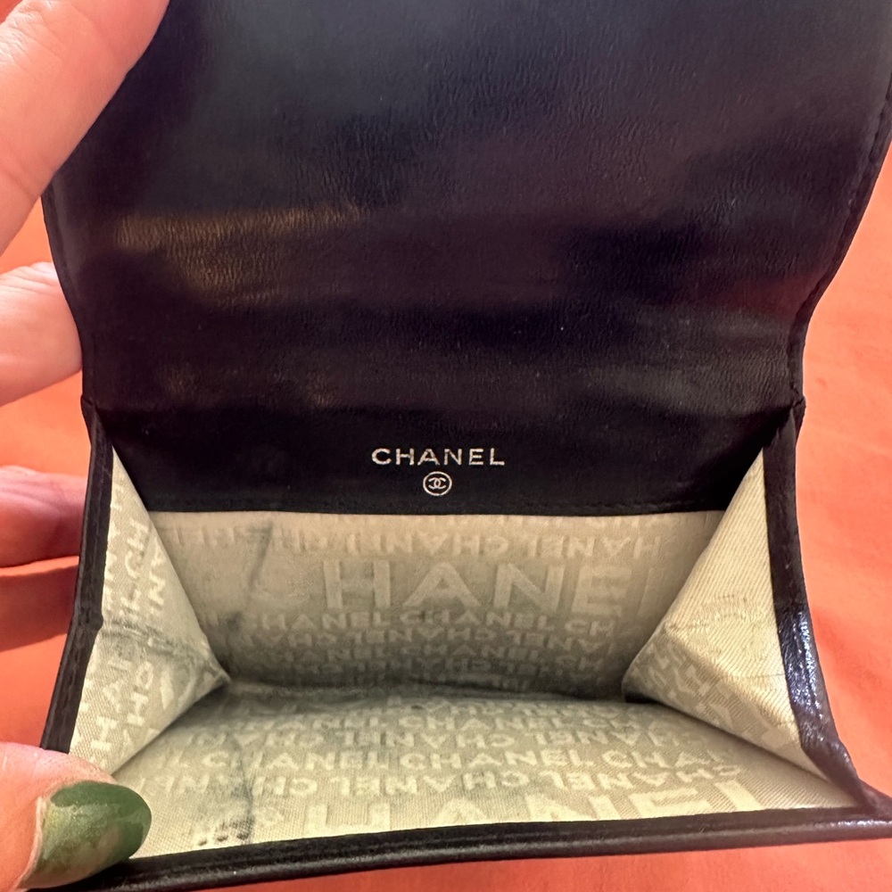 CHANEL Black Quilted Wallet with Iconic Logo - Picture 8 of 8